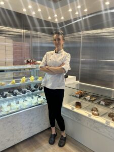 Irene Amat, pastelera creativa en su pastelería Itama en Madrid