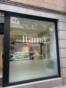 Vista del escaparate de la pastelería Itama en Madrid