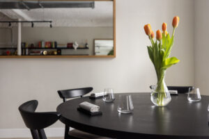 Mesa elegante con flores en un restaurante moderno en Madrid
