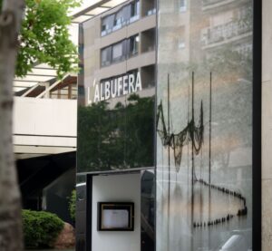 Fachada del restaurante L'Albufera en Madrid con reflejos
