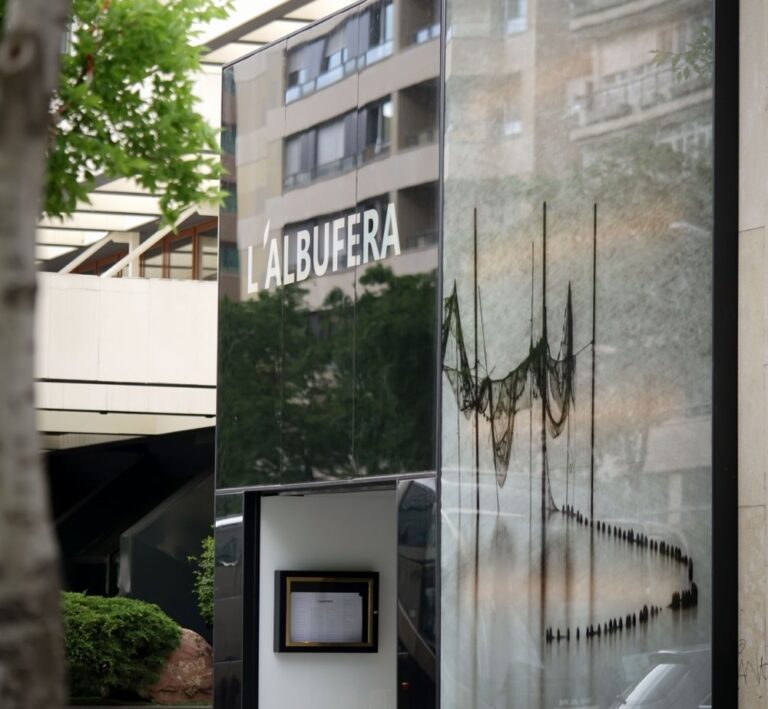 Fachada del restaurante L'Albufera en Madrid con reflejos