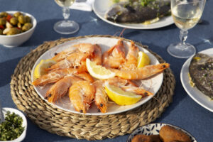 Plato con langostinos de Sanlúcar y rodajas de limón