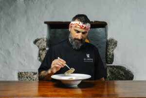 Chef Juan Rioja preparando un plato en El Grifo Hotel en Lanzarote