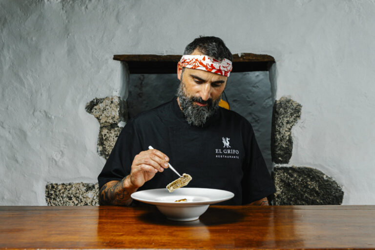 Chef Juan Rioja preparando un plato en El Grifo Hotel en Lanzarote