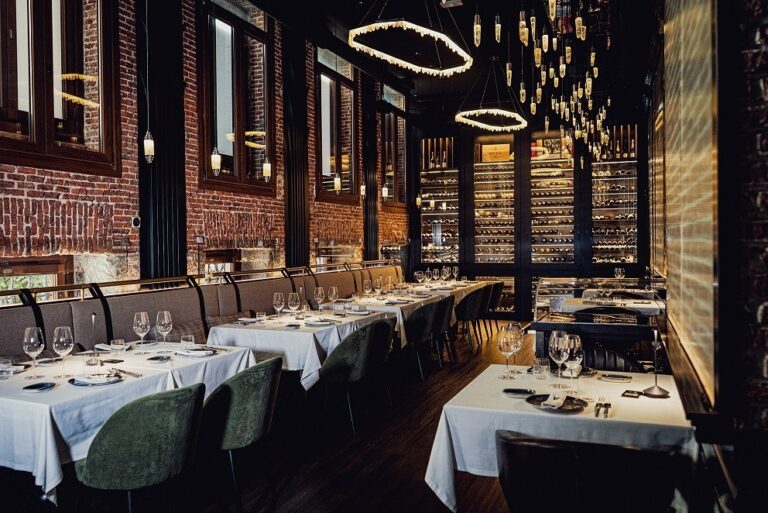 Interior del restaurante La Cuadra de Salvador en Madrid con mesas y decoración elegante