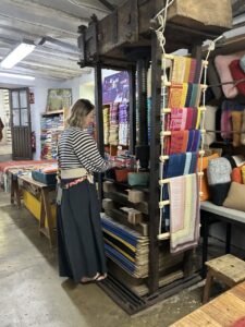 Mujer trabajando en la producción de mantas en Ezcaray