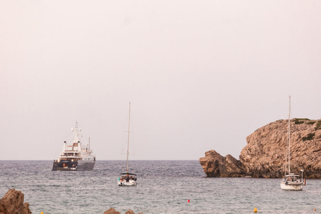 Vista de barcos en el mar cerca de Menorca durante el festival Menorc4Manos