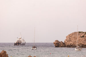Vista de barcos en el mar cerca de Menorca durante el festival Menorc4Manos