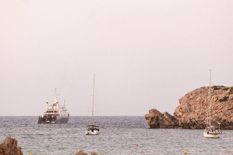 Vista de barcos en el mar cerca de Menorca durante el festival Menorc4Manos