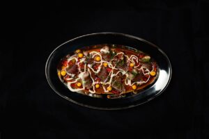Plato gourmet de cebiche con ingredientes frescos y presentación elegante