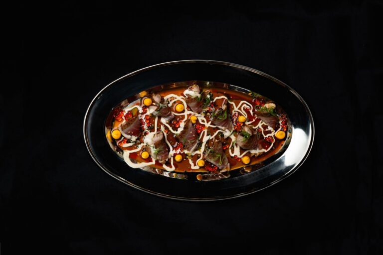 Plato gourmet de cebiche con ingredientes frescos y presentación elegante
