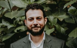Retrato de Mohamed Benabdallah entre hojas verdes
