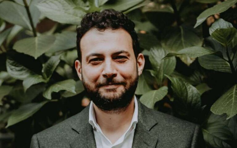 Retrato de Mohamed Benabdallah entre hojas verdes