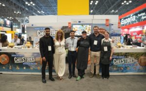 Presentación de quesos españoles en el mercado Little Spain de Nueva York