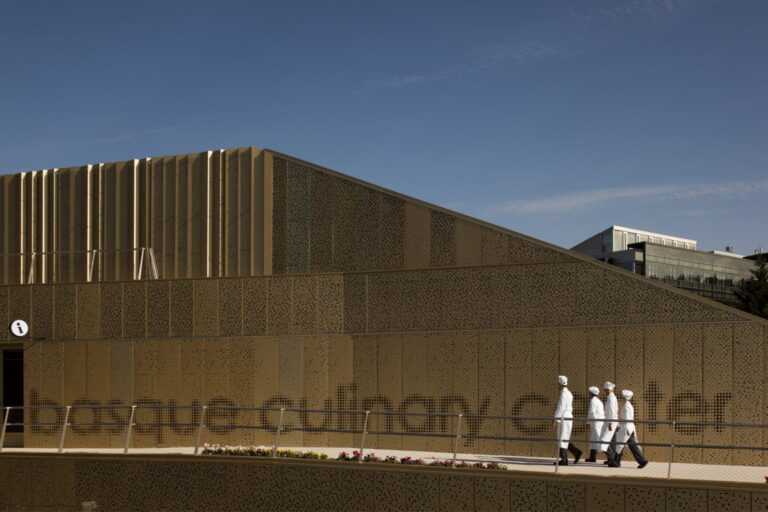 Exterior del Basque Culinary Center con chefs caminando.