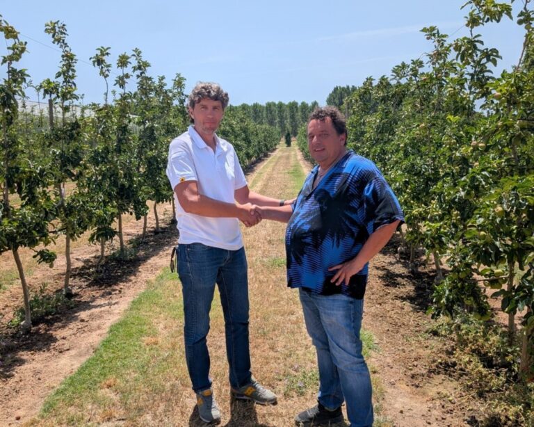 David Casadellà y Jaume Armengol en un campo de manzanas