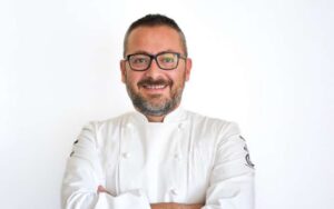 Chef Pedro Sánchez sonriente con chaqueta de cocina blanca