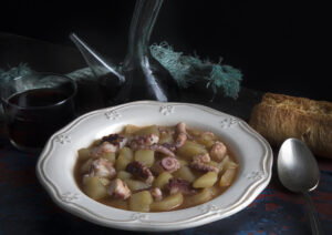 Plato de pulpo con patatas en un tazón blanco