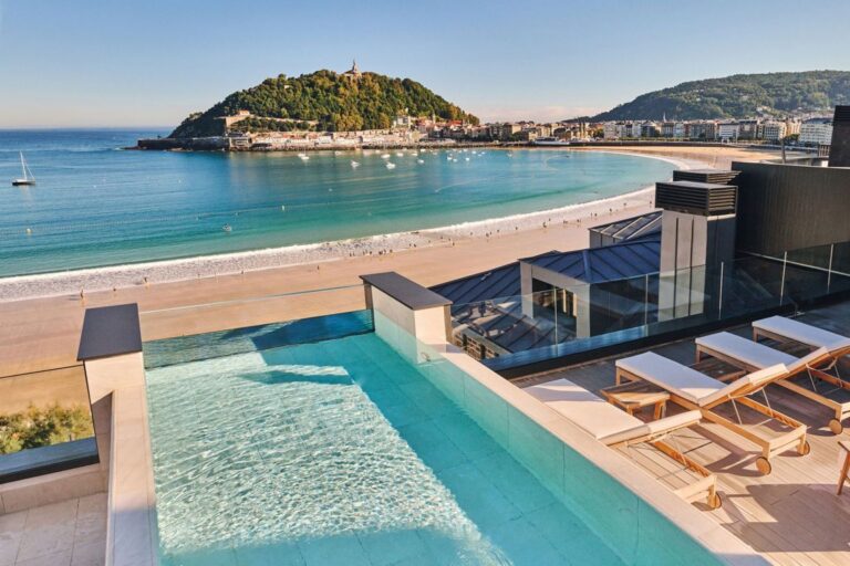Vista de la piscina en Nobu San Sebastián con mar y playa