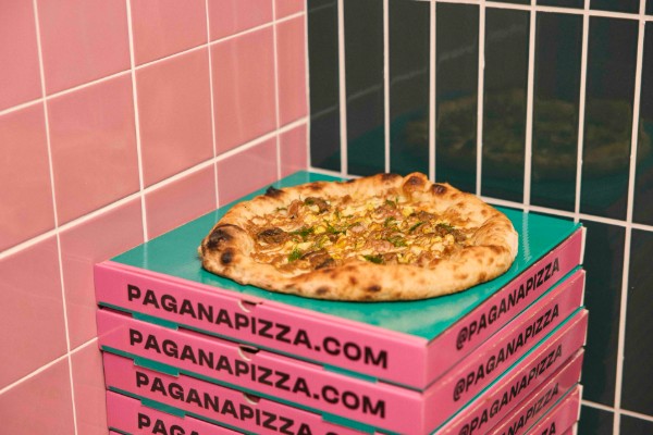 Pizza Pagana sobre cajas de pizza en un entorno moderno y colorido