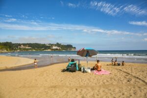 Playa en Colunga con personas disfrutando del sol y el mar