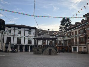 Plaza de Ezcaray decorada con banderines durante una festividad