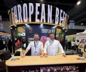 Chefs en el stand de Provacuno en Woofex Manila mostrando carne de vacuno