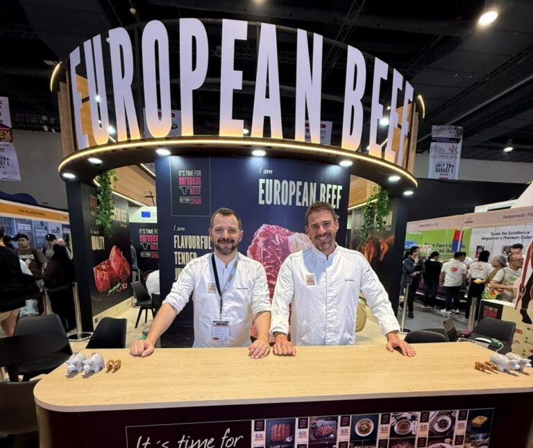 Chefs en el stand de Provacuno en Woofex Manila mostrando carne de vacuno