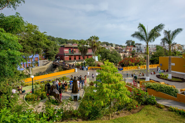 Vista del Puente de los Suspiros en Lima con gente y vegetación