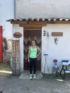 Mujer frente a la entrada de una quesería en el Valle del Ciloria