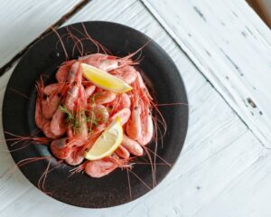 Plato de quisquillas frescas con limón y eneldo