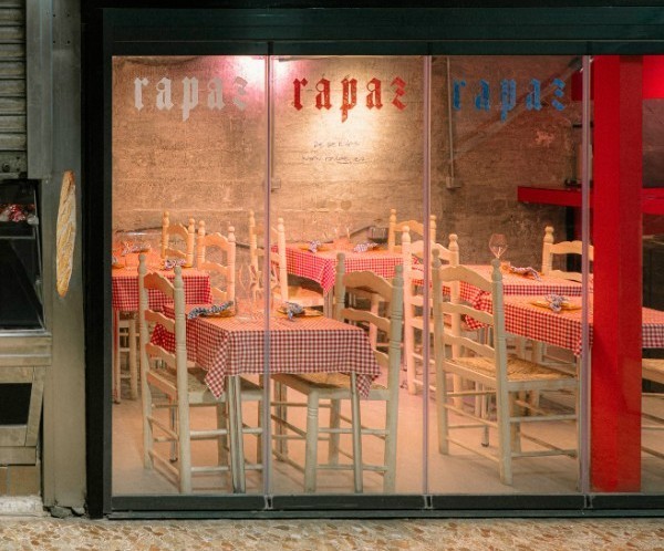 Interior del restaurante Rapaz con mesas y sillas de madera