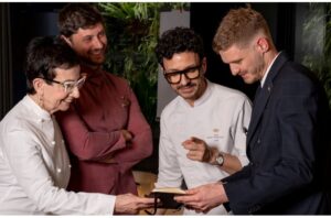 El chef Raül Balam junto a su equipo en el restaurante Moments