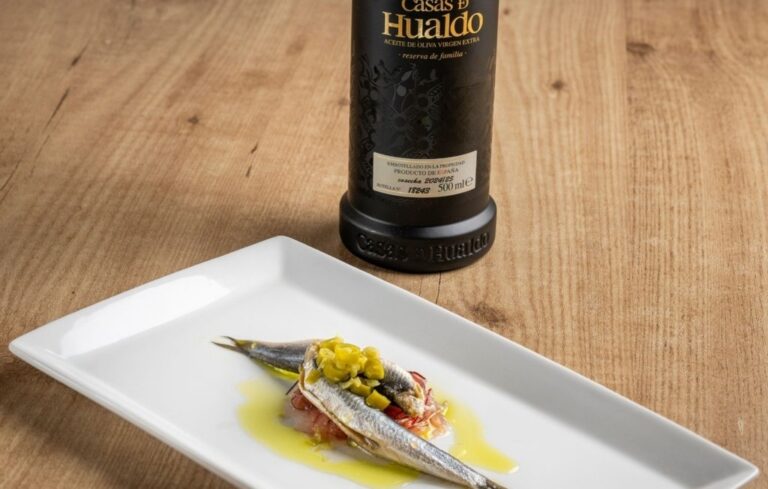 Boquerones en vinagre con encurtidos y aceite de oliva virgen extra