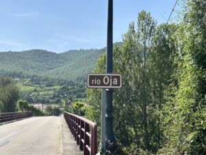 Señal del río Oja en un paisaje montañoso de España