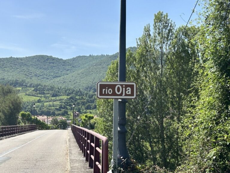 Señal del río Oja en un paisaje montañoso de España