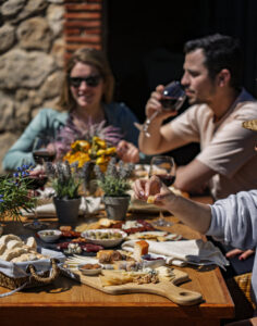 Mesa con variedad de quesos y embutidos en Extremadura