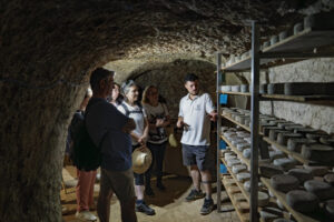 Visita a una cueva de quesos en Extremadura con un guía explicando