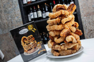Plato de torreznos apilados en Casa Augusto en Soria