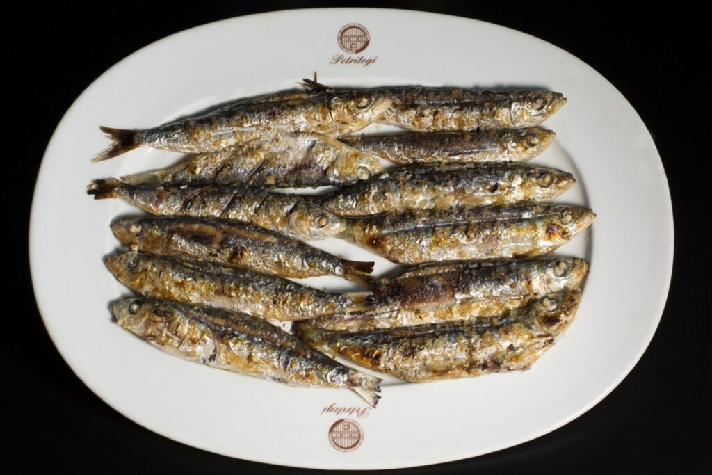 Sardinas asadas en un plato de Petritegi, tradición vasca