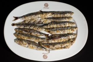 Sardinas asadas en un plato de Petritegi, tradición vasca