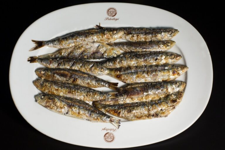 Sardinas asadas en un plato de Petritegi, tradición vasca