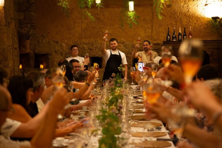 Chef Carles Larriba brindando en el restaurante efímero La Primera Reserva