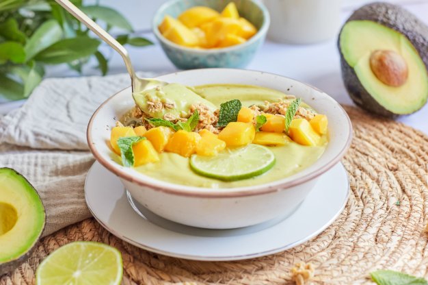 Smoothie bowl de aguacate, mango, menta y lima con granola