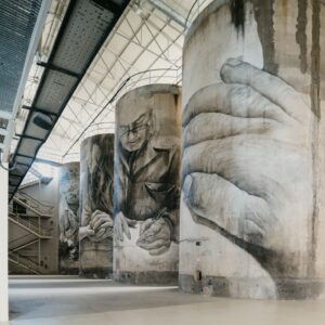 Murales artísticos en los depósitos de hormigón de Solar de Samaniego