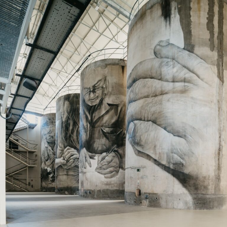 Murales artísticos en los depósitos de hormigón de Solar de Samaniego
