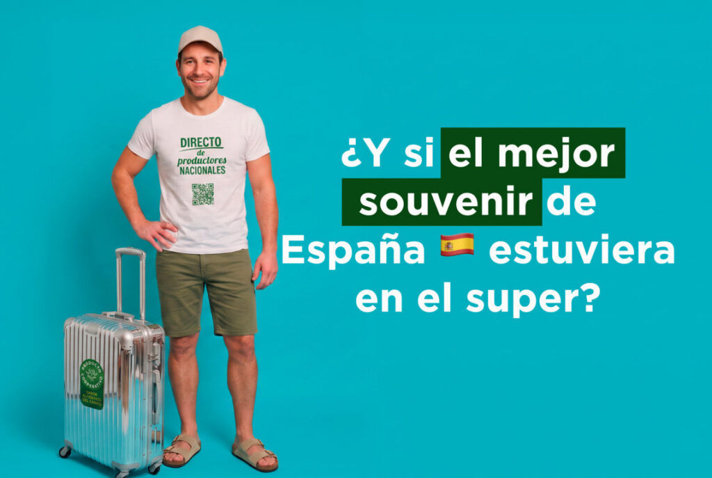 Hombre sonriente con maleta y camiseta sobre souvenirs en supermercado