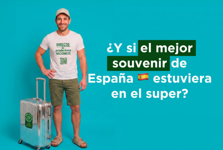 Hombre sonriente con maleta y camiseta sobre souvenirs en supermercado