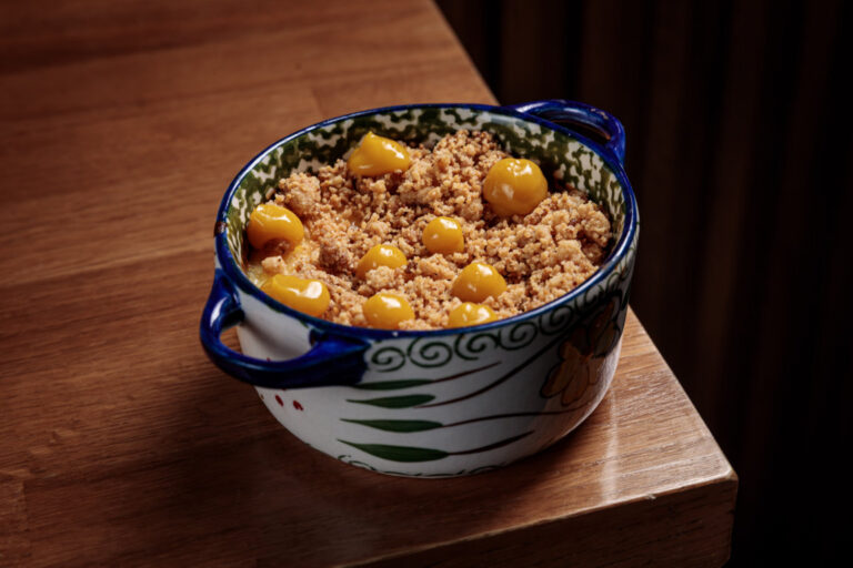 Tarta de queso de Latasia con crumble y decoración en cazuela