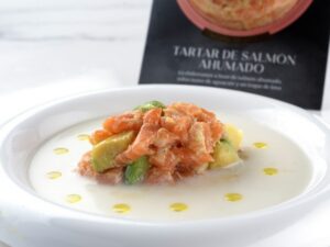 Tartar de salmón ahumado con aguacate en un plato blanco